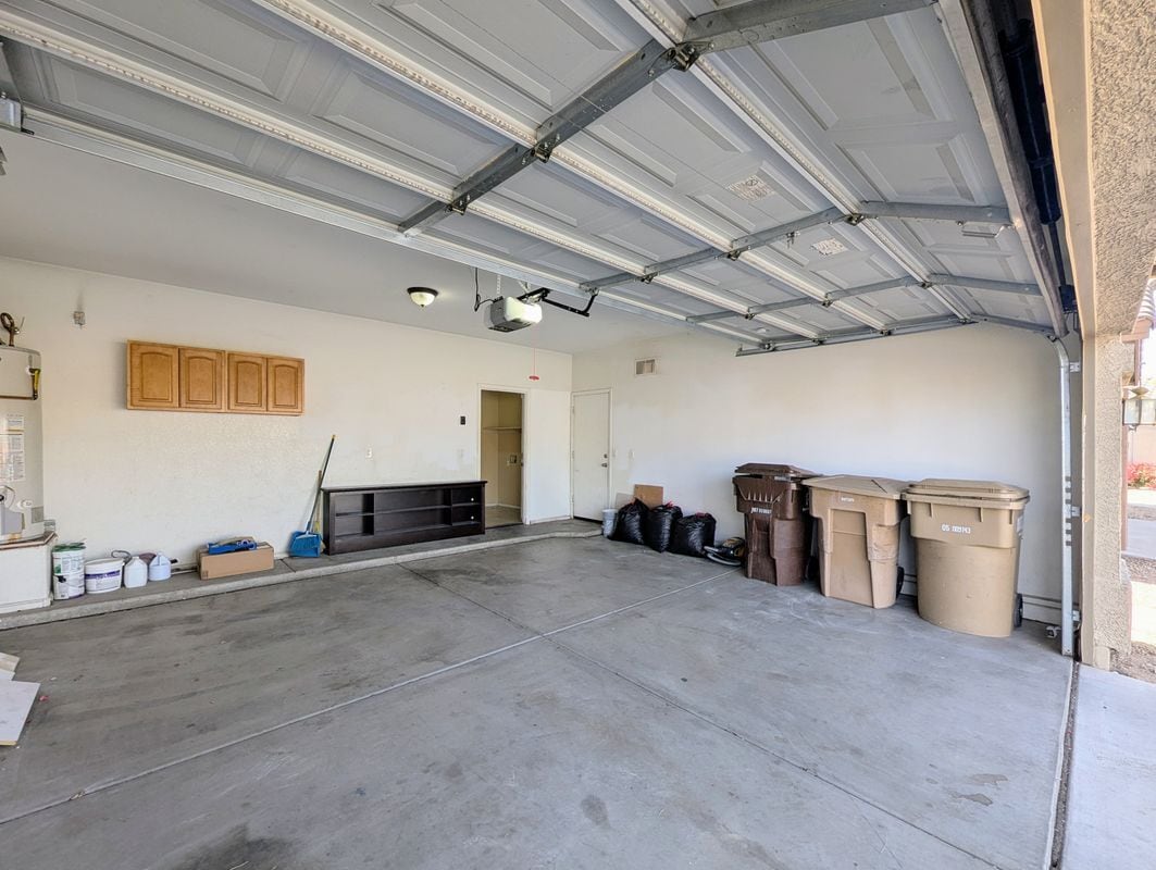 Building Photo - 8861 W Paradise Dr