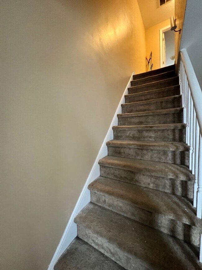 Building Photo - Classic 3 Bedroom with Washer/Dryer | Ches...
