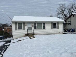 Building Photo - Adorable 2 Bedroom Home Available in Overland!