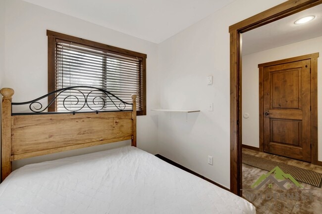 Building Photo - Woodworks Townhome- 3 Bedroom/3 Bath Unit w/Updated kitchen on the Bus Route