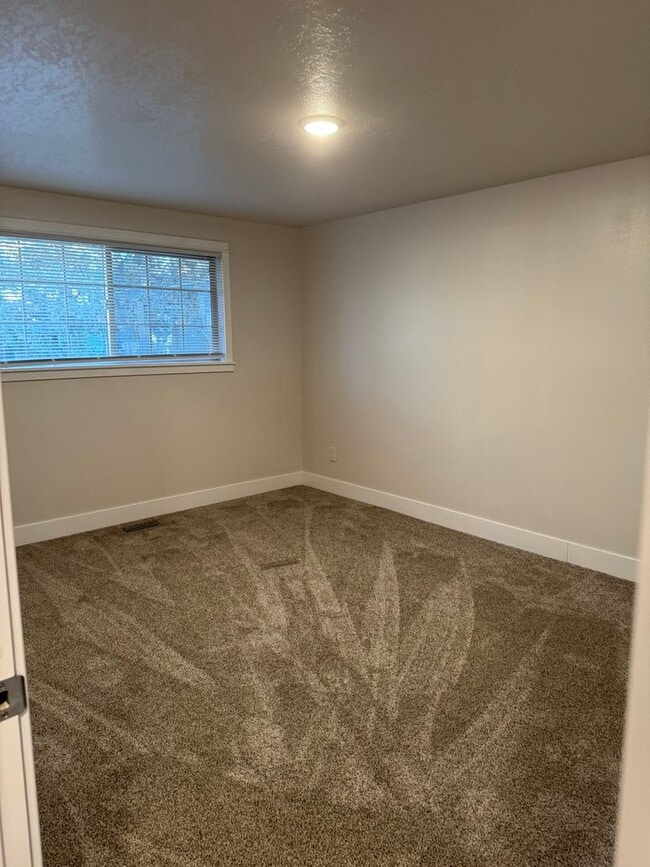 Building Photo - Updated Duplex in SE Bend