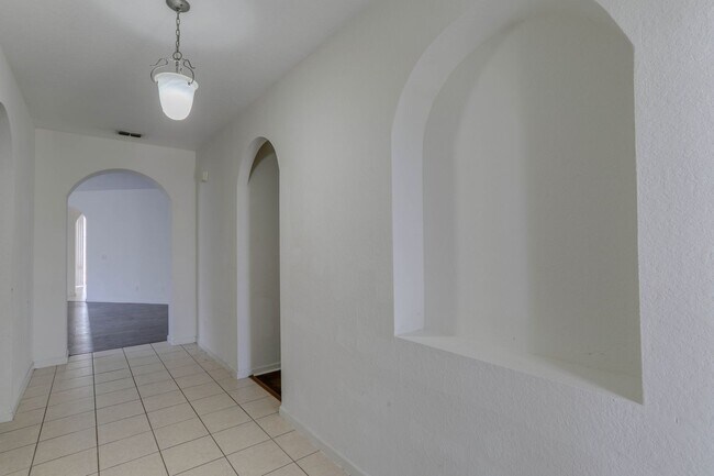 Building Photo - 4977 Pall Mall St W