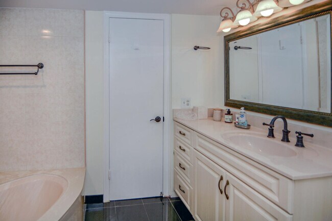 Building Photo - 4200 N Ocean Dr