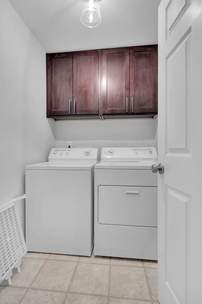 Building Photo - Beautiful and light-filled home in the desirable Normandy Place community located in Nashville’s ...