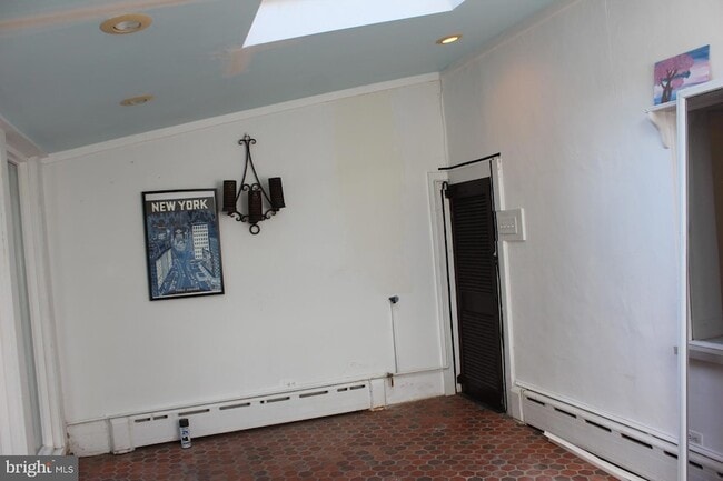 Building Photo - 1042 W Lancaster Ave