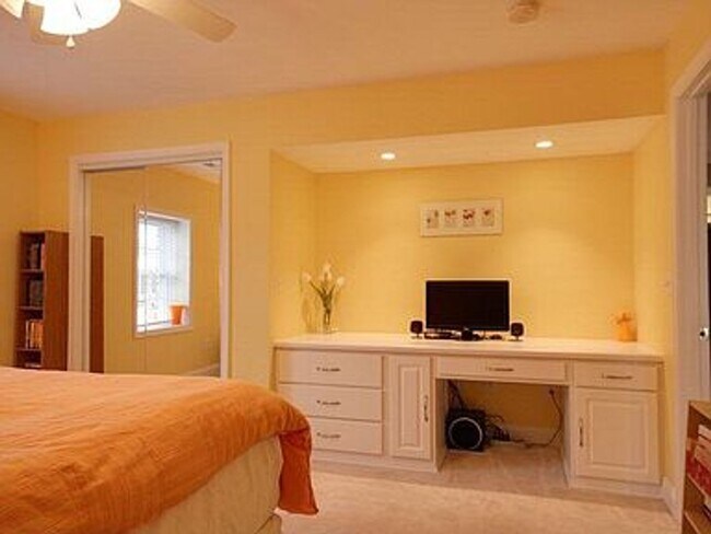 Building Photo - Spacious home with 5 bedrooms and 3 full b...