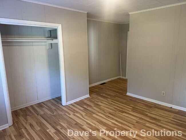Building Photo - Refreshed and Move-In Ready