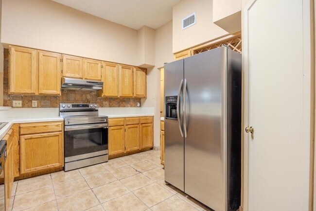 Building Photo - 1425 Longhorn Dr