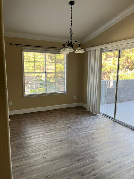 Building Photo - 19 Tulip Pl