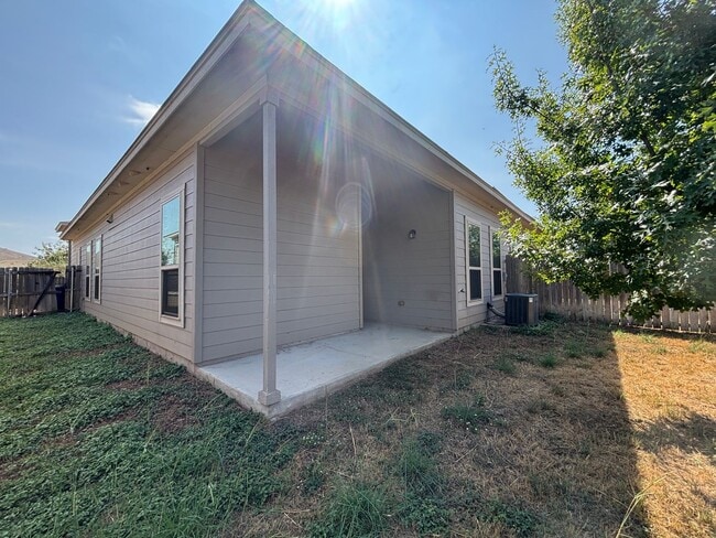 Building Photo - Luxury 3 Bed-2 Bath Duplex in NBTX!
