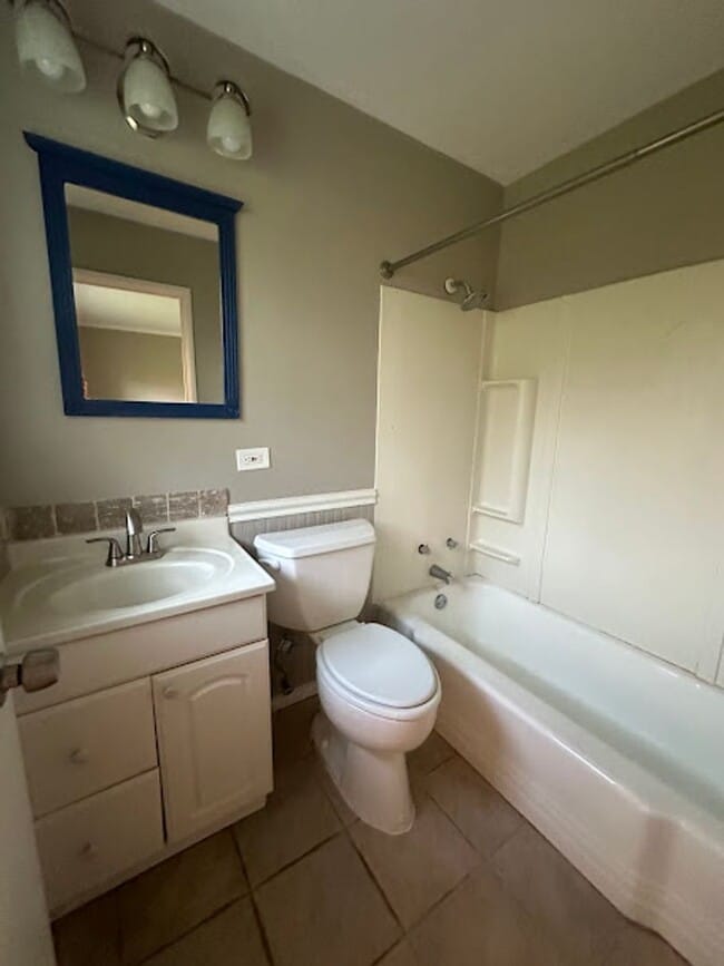 Building Photo - Spacious 3 bedroom 2 bathroom ranch.