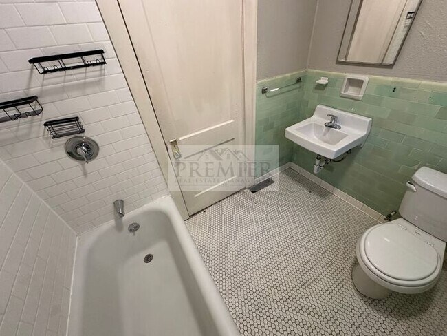 Building Photo - 5618 Forest Ave