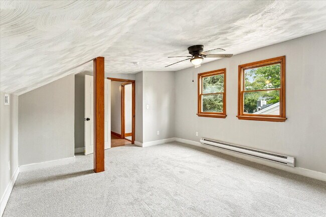 Building Photo - "Charming 3-Bedroom Retreat with 2 Full Baths in Hampton – Spacious 1494 Sq Ft Gem!"