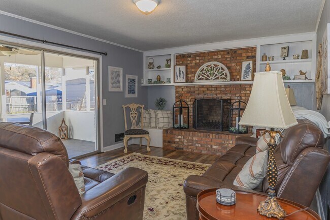Building Photo - Spacious Stay for Crews | 4BR + Parking + ...