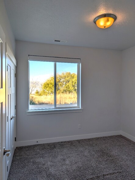 Building Photo - 745 N 380 W