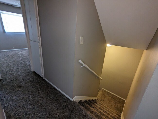 Building Photo - LARGE 4 BEDROOM TOWNHOME