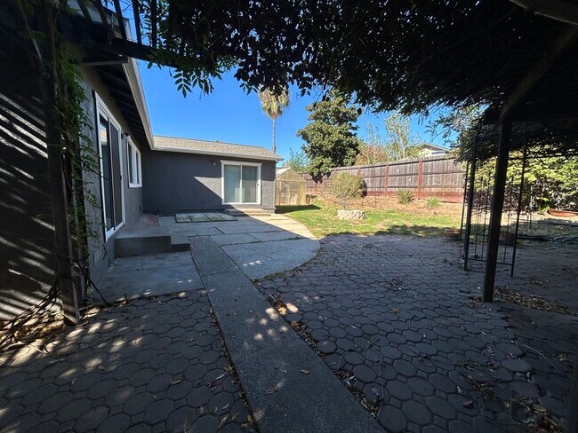 Building Photo - 2213 N Cirby Way