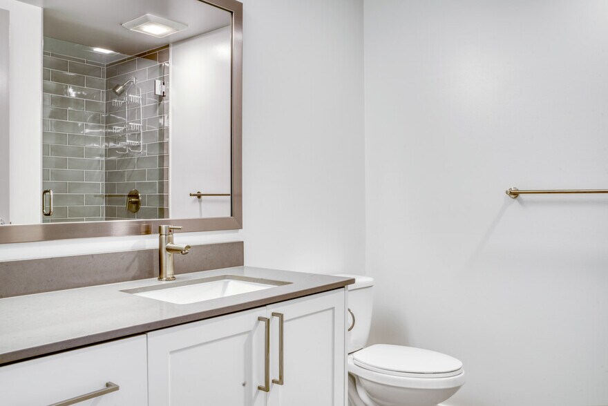 Building Photo - 704 Spring St