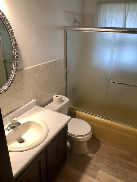 Bathroom - 2911 Interlacken Dr