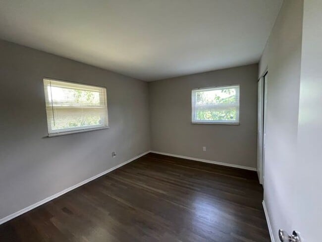 Building Photo - Amazing 3 bedroom 2 bathroom house availab...