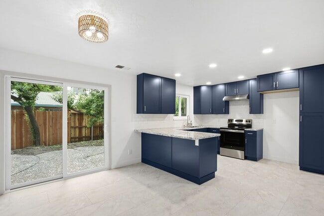 Building Photo - 4 Bedroom 2 Bathroom - Freshly Remodeled Available for Immediate Move-In