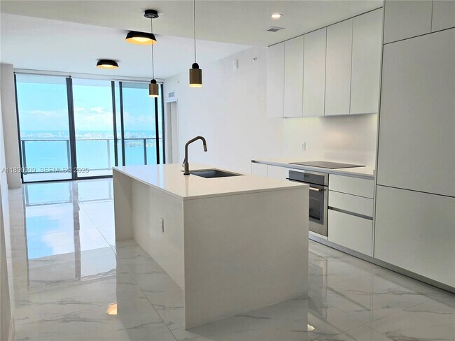 Building Photo - 700 NE 24th St