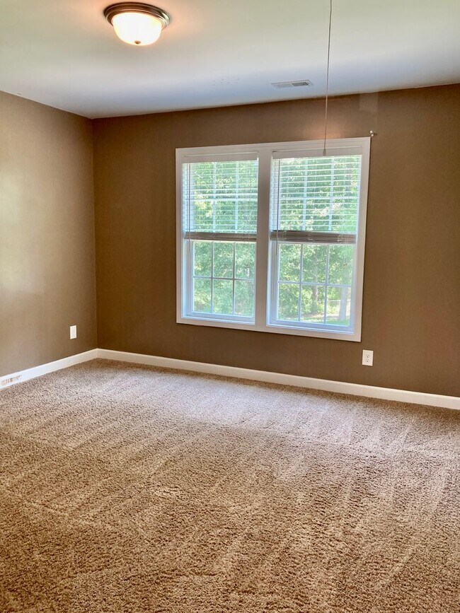 Building Photo - 5 Bedroom 3 Bath Hubert Home for Rent