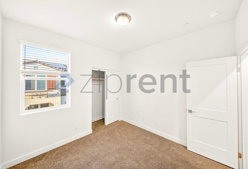 Building Photo - 2215 W Orange Ave