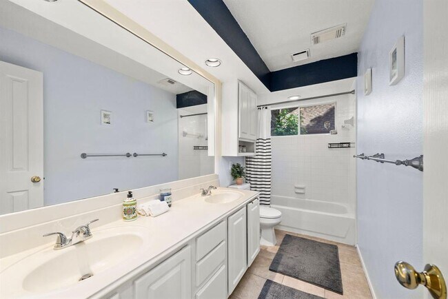 Building Photo - 202 W Greywing Cir