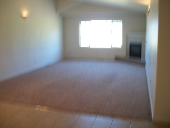 Building Photo - 4 Bedroom, 3 Bathroom Spacious Duplex