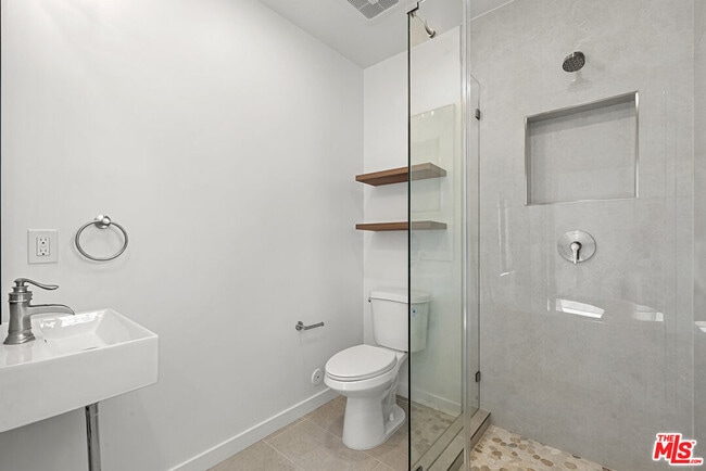 Building Photo - 822 N Orange Grove Ave