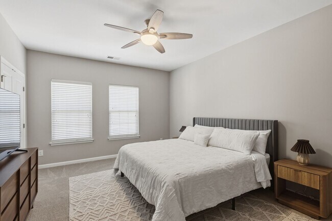 Building Photo - Stylish 3bd 3.5bath townhome for rent in the highly desirable Vermillion