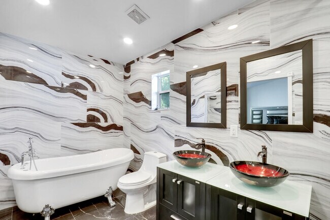 Building Photo - 5472 Club Cir