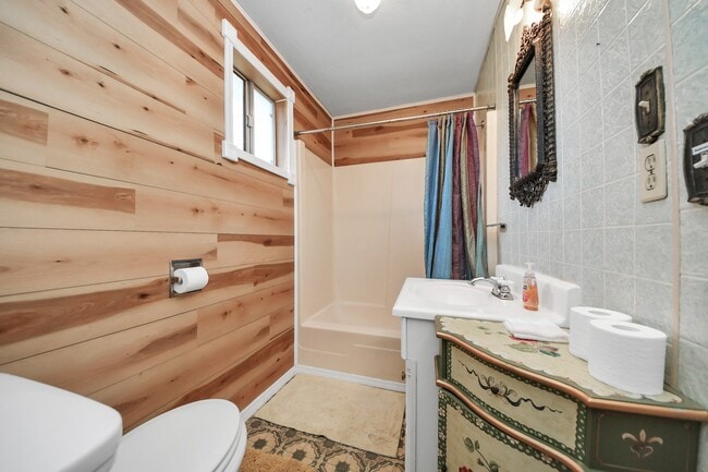 Building Photo - 17018 Water Oak Dr