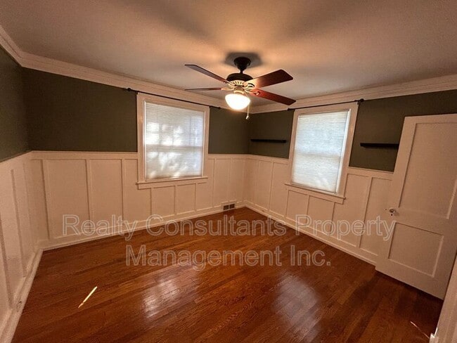 Building Photo - 2461 Lyndhurst Ave