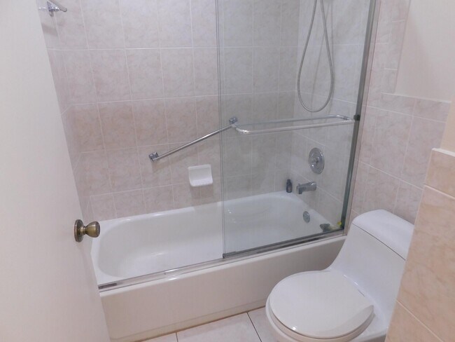 Building Photo - 565 Piedmont L