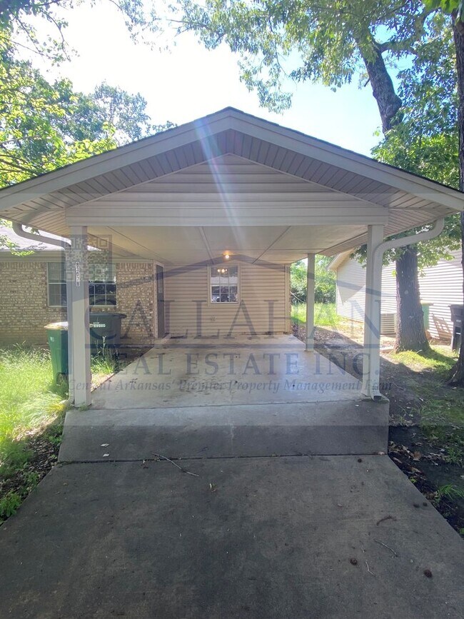 Building Photo - 8307 W Woodview Dr