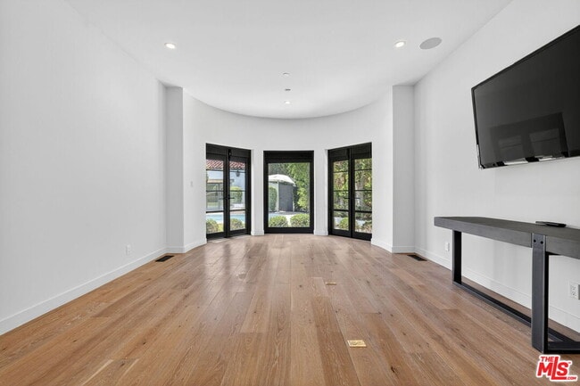 Building Photo - 729 N Bedford Dr