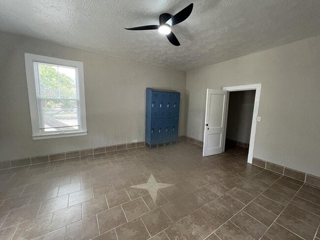 Building Photo - 214 W Buena Vista Ave