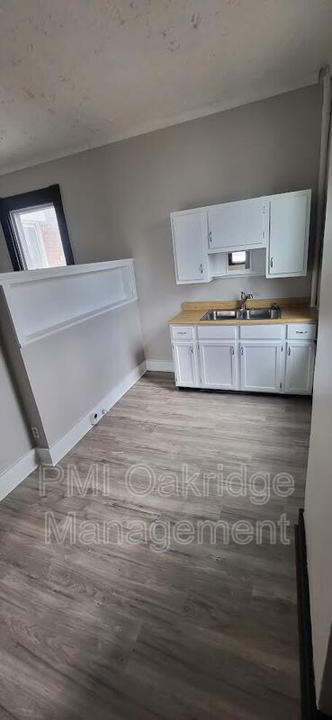 Building Photo - 431 W Ash St