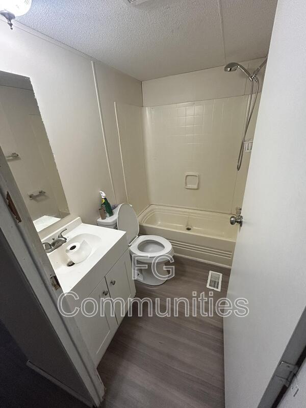 Building Photo - 1803 Breezewood Dr