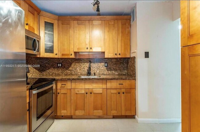 Building Photo - 9678 Fontainebleau Blvd