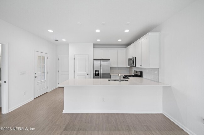 Building Photo - 180 Brandon Lks Dr