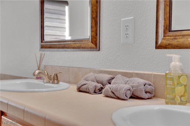 Building Photo - 6425 W Quail Ave