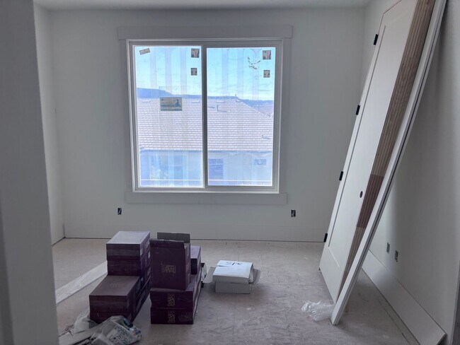 Building Photo - Beautiful 2 story with 6 bedrooms and swimming pool