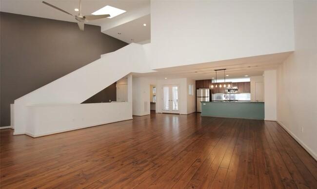 Building Photo - Modern 2/2 Townhome