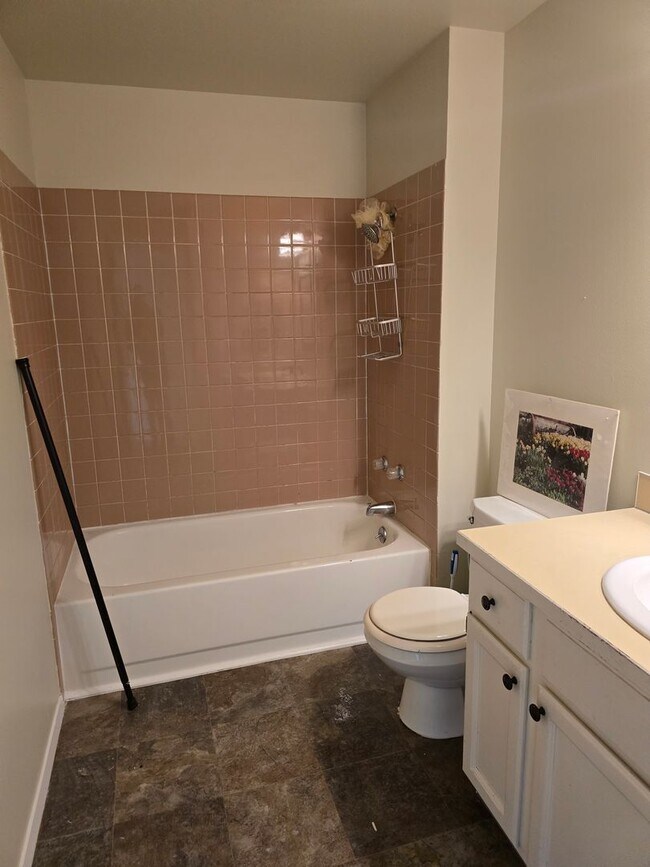 Building Photo - Amazing 3 bed with option for 4th bedroom ...