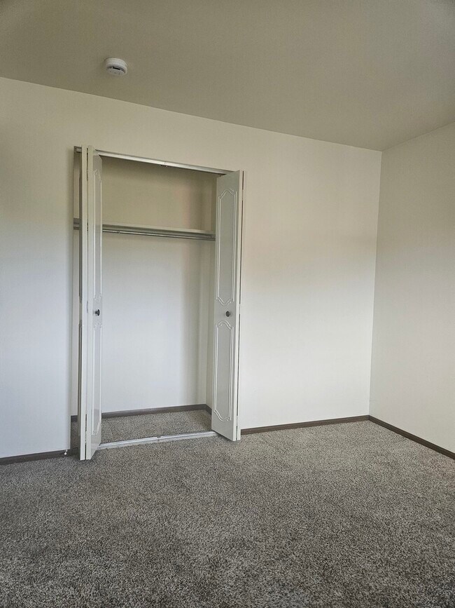 Building Photo - 1253 Getzelman Dr