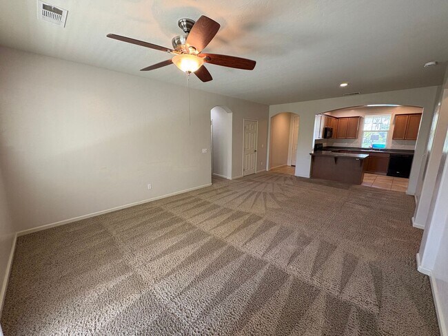 Building Photo - Lovely home available now!