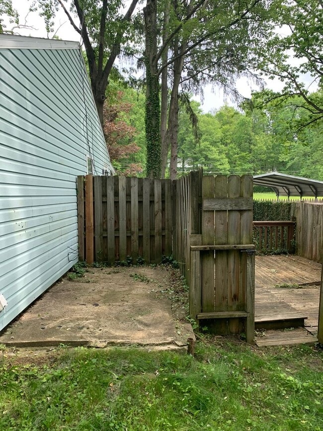 Building Photo - MADISON RANCH WITH 2 BATHS!